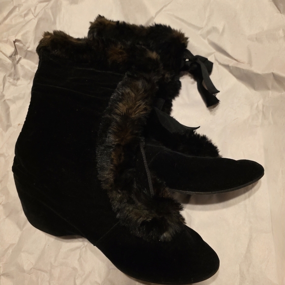 Elegant Black Fur-Trimmed Women's Boots (Probably Haunted) - Picture 11 of 15